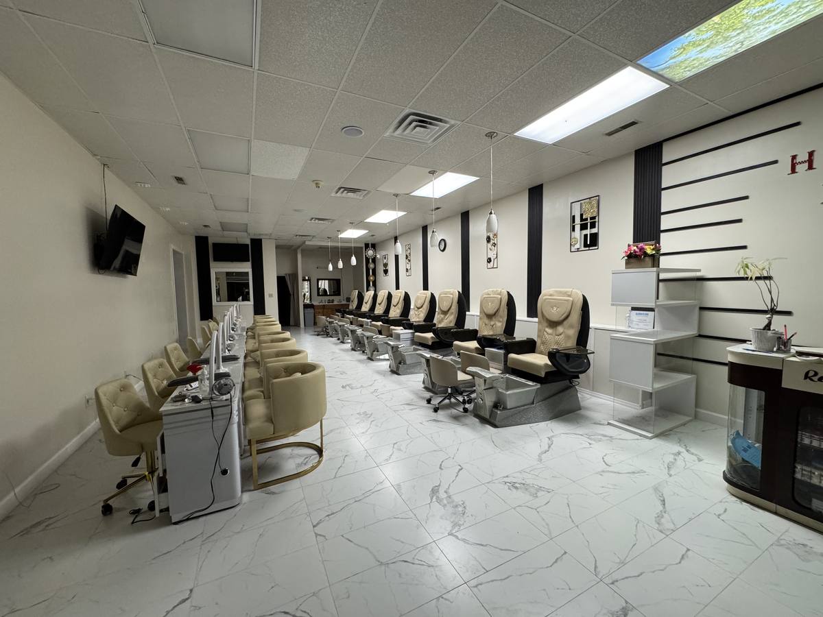 Happy Nails & Spa salon interior